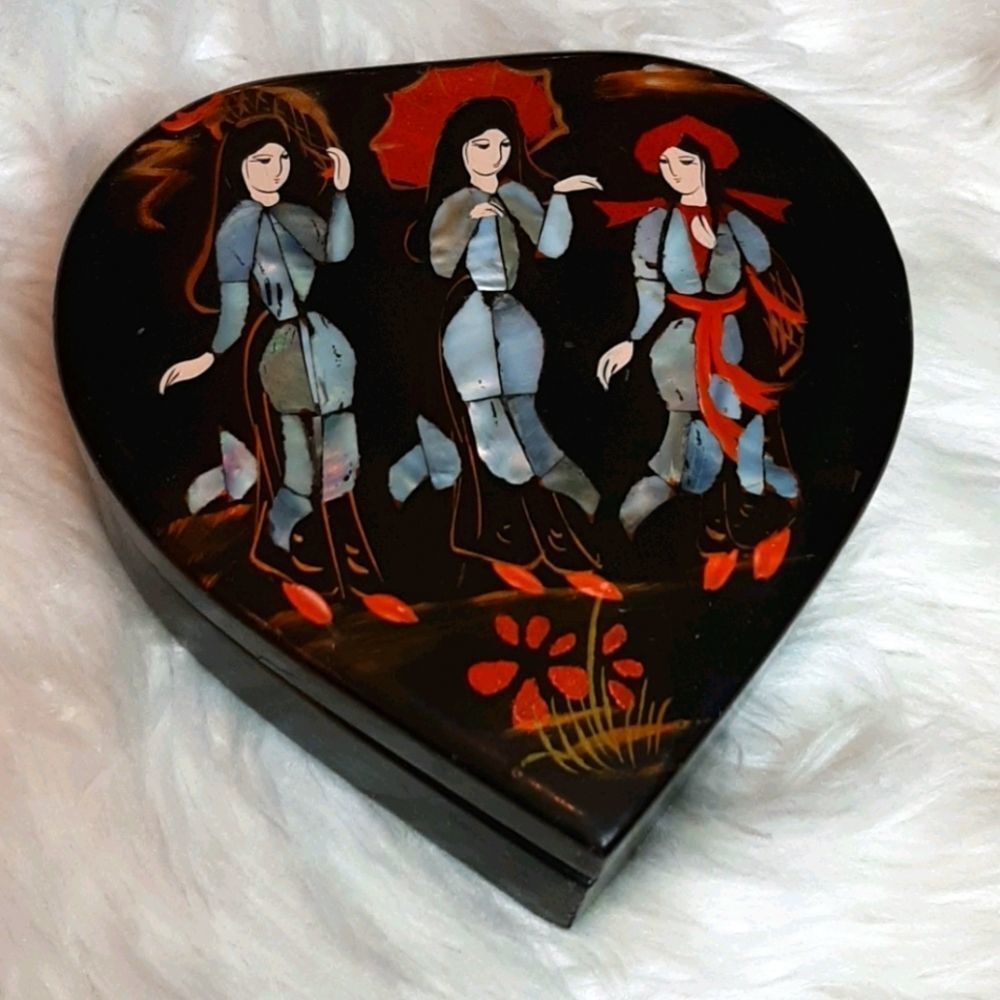 Heart Vintage  Gasha Girls Dancing  ‎ Abalone Shells Jewelry Box